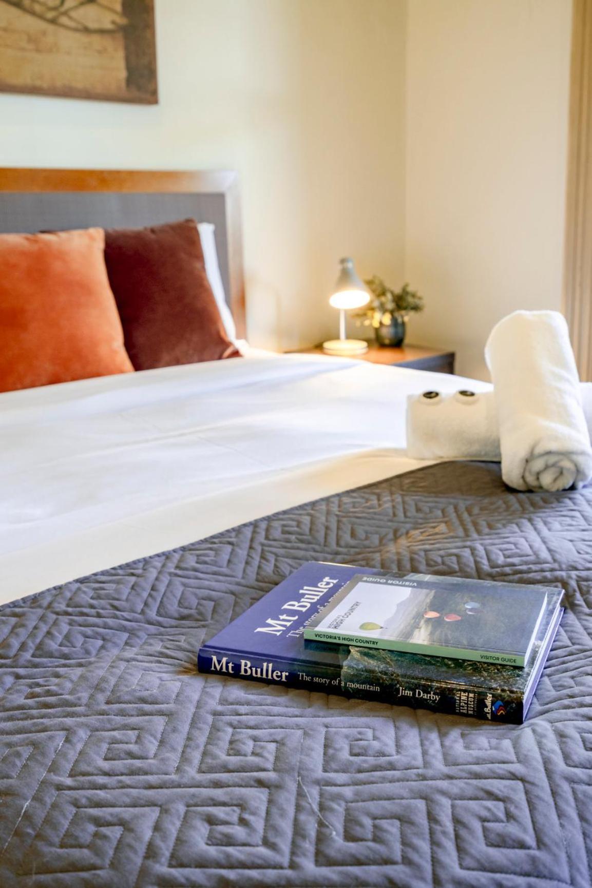 Delatite Hotel Mansfield Bagian luar foto