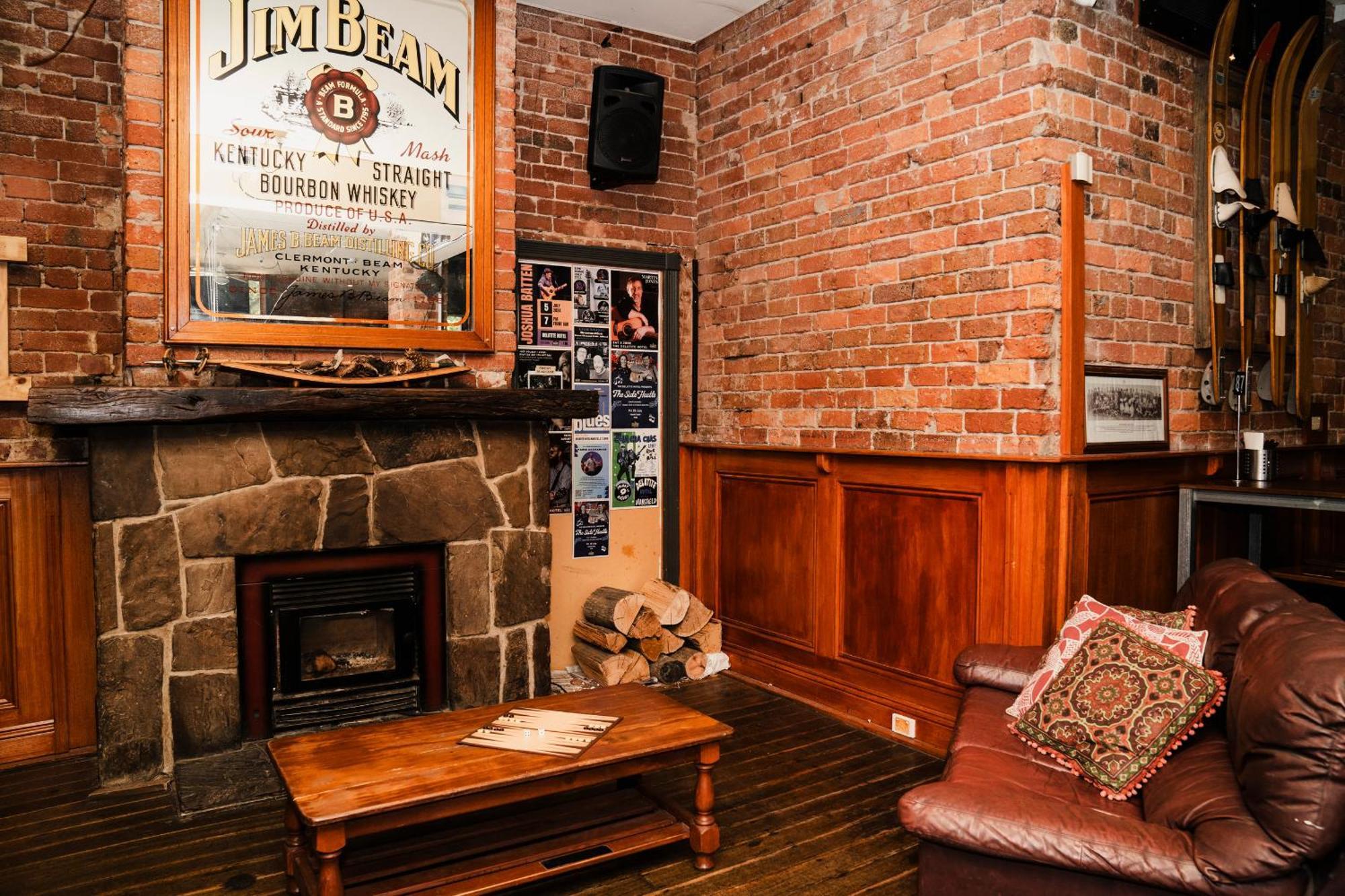 Delatite Hotel Mansfield Bagian luar foto