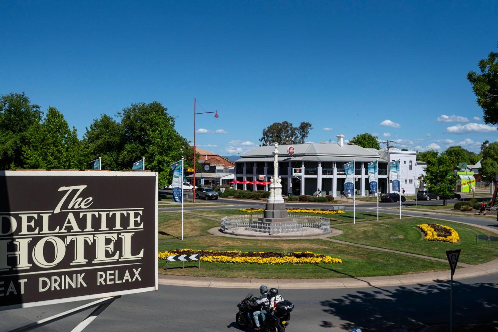 Delatite Hotel Mansfield Bagian luar foto