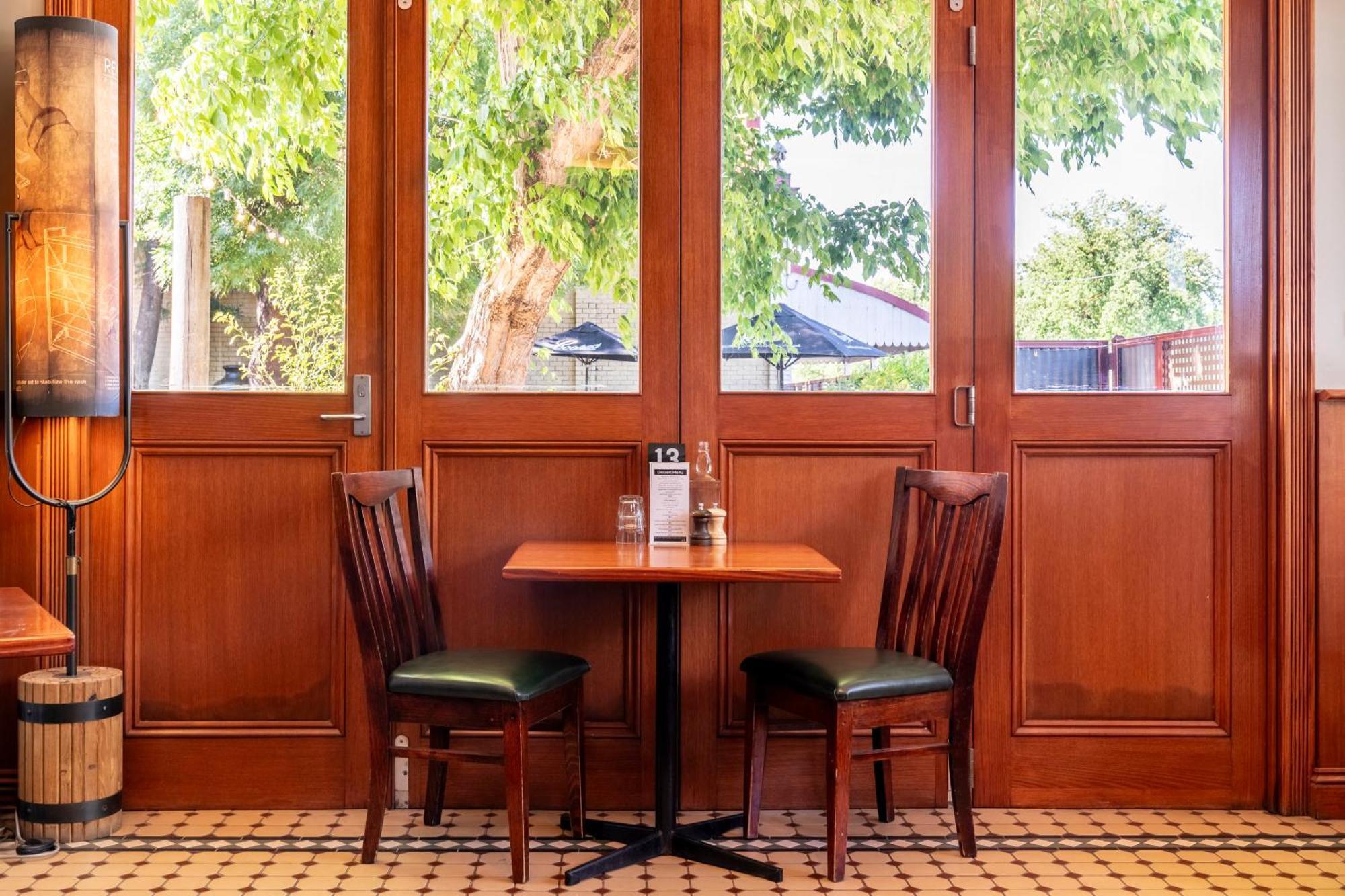 Delatite Hotel Mansfield Bagian luar foto