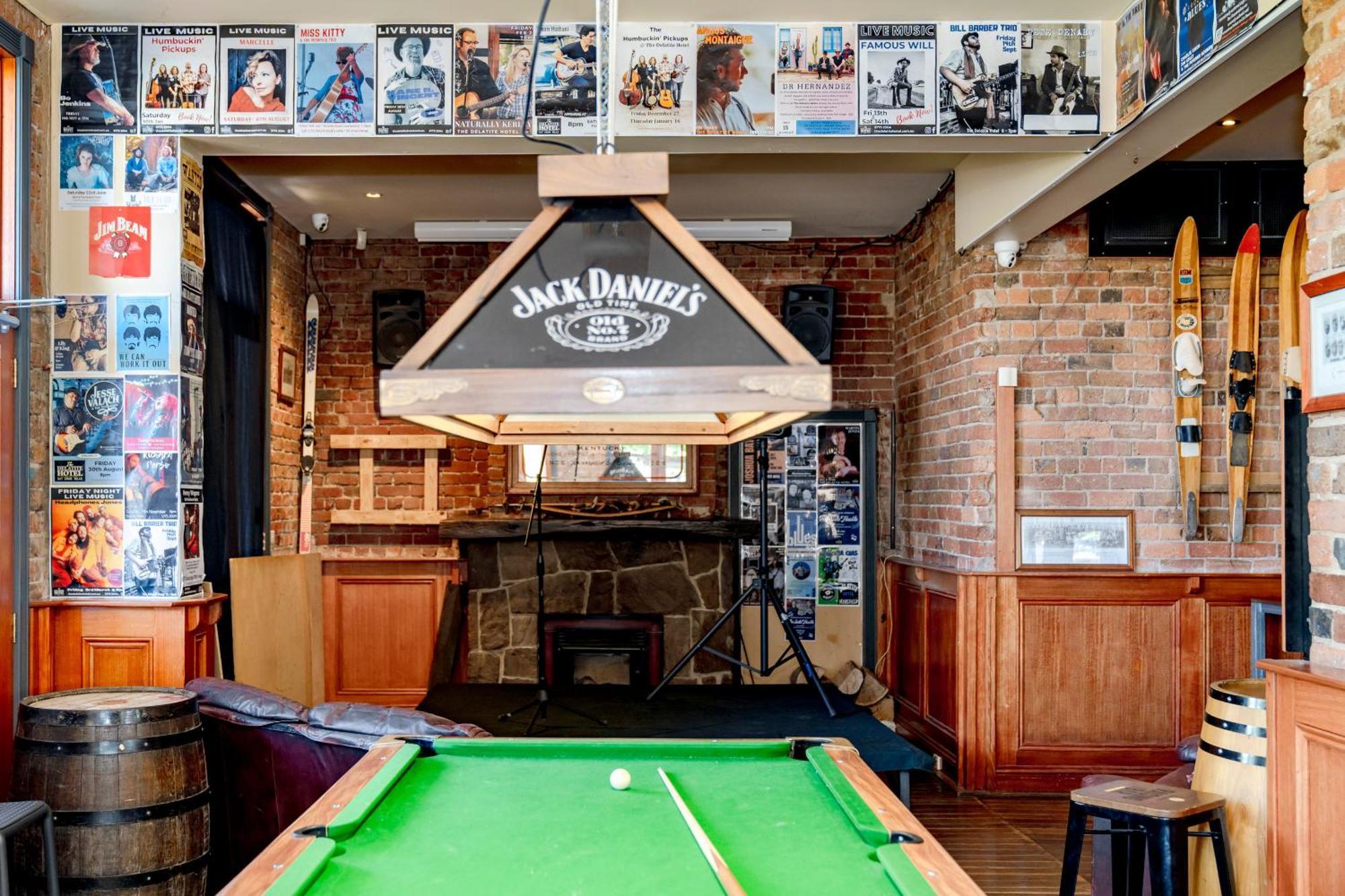Delatite Hotel Mansfield Bagian luar foto