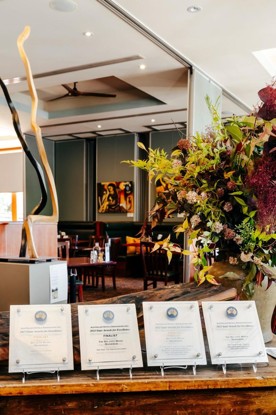Delatite Hotel Mansfield Bagian luar foto