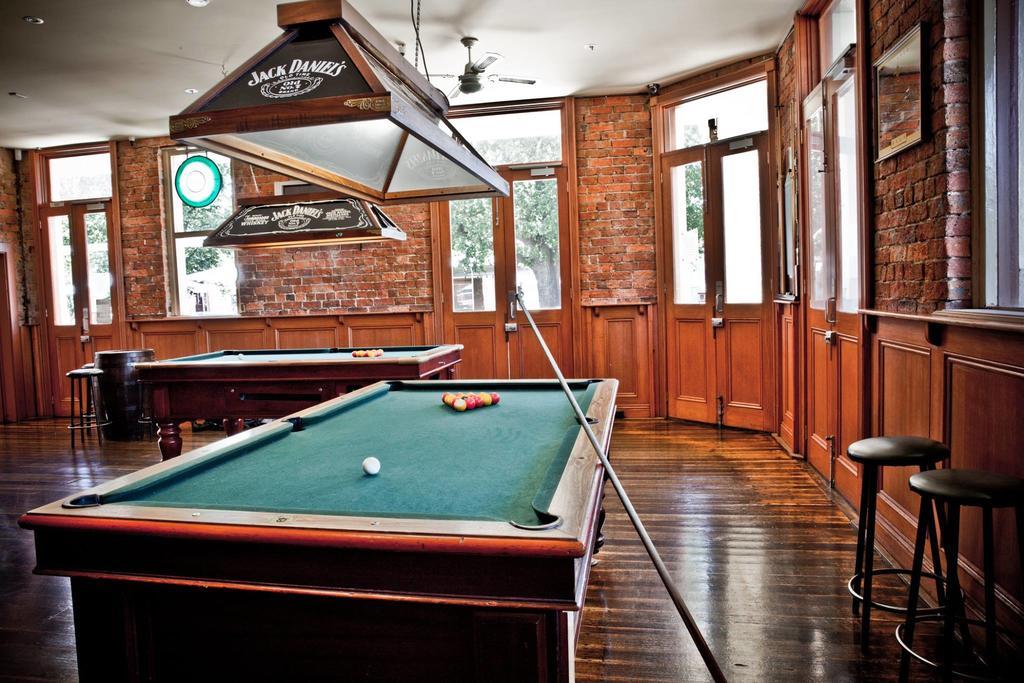 Delatite Hotel Mansfield Bagian luar foto