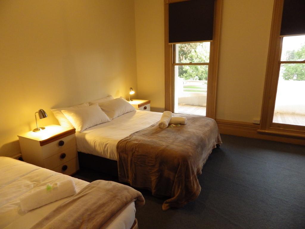 Delatite Hotel Mansfield Bagian luar foto