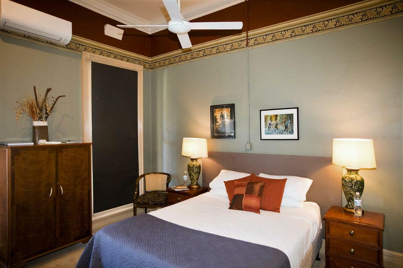 Delatite Hotel Mansfield Bagian luar foto