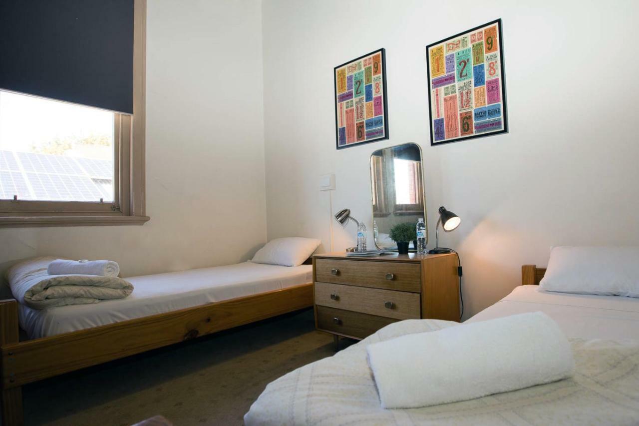 Delatite Hotel Mansfield Bagian luar foto